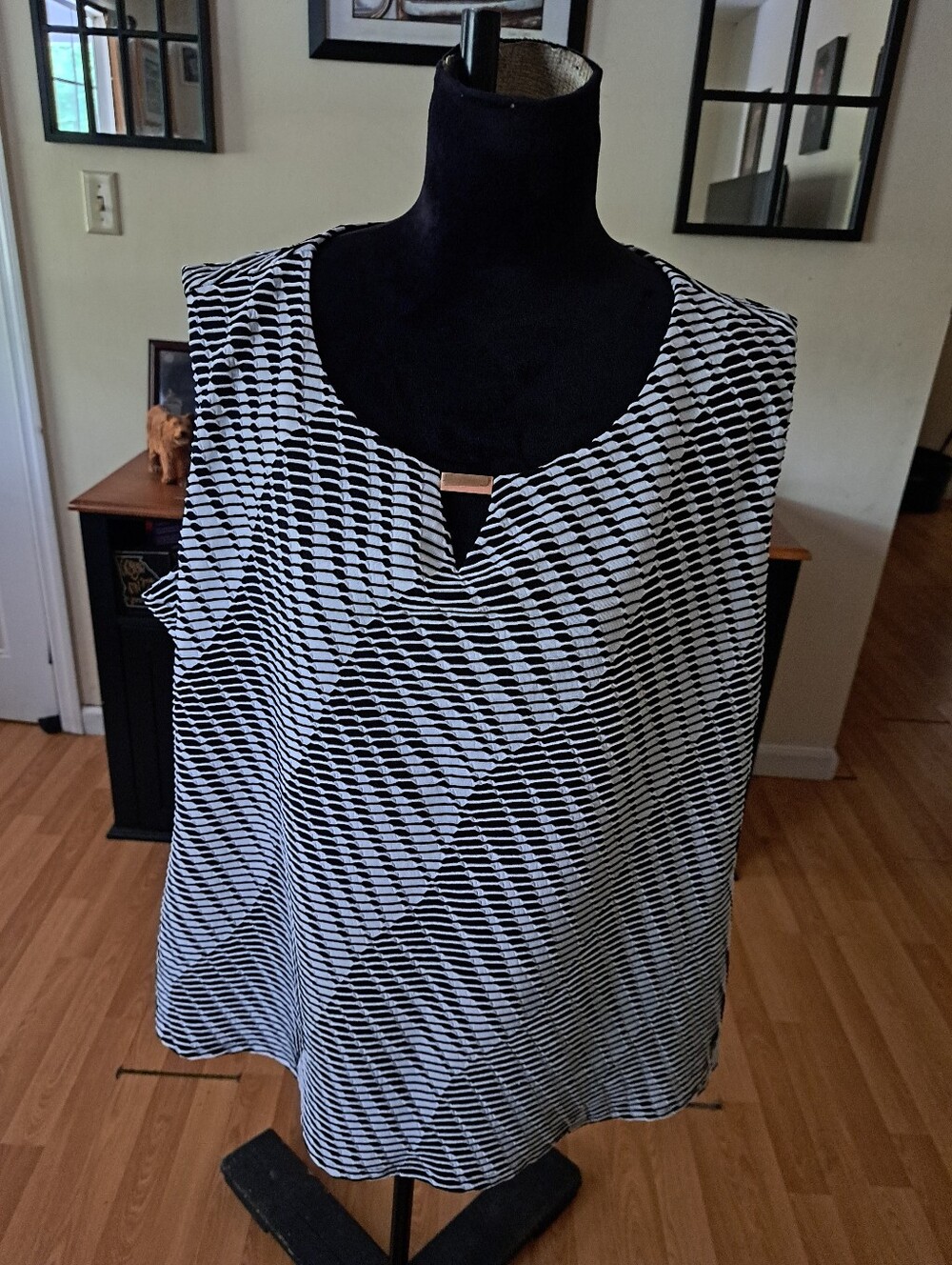 Cocomo Woman Black White Geometric Tank Blouse Plus Size 3X Gold Bar V-Neck Top